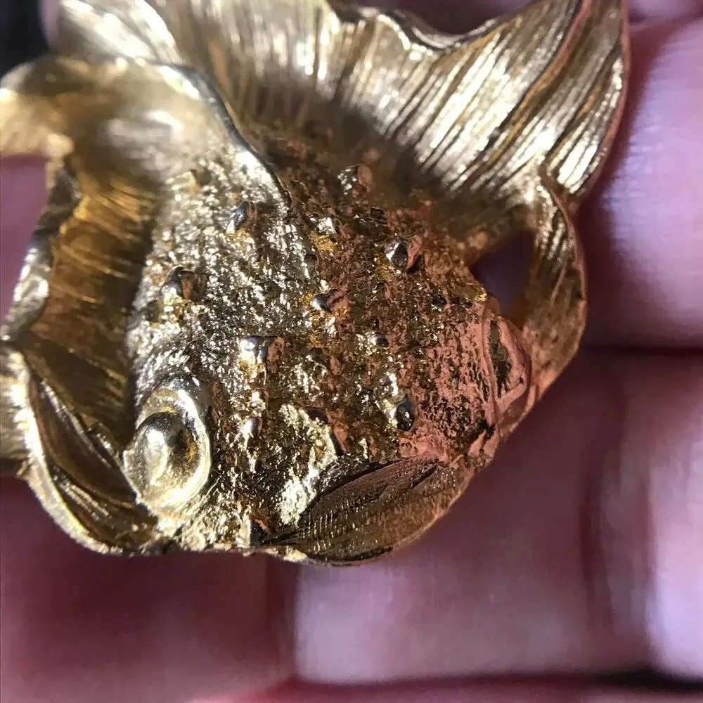 Vintage Dimensional Lucky Koi Gold Tone Textured Fish Pin / Brooch
